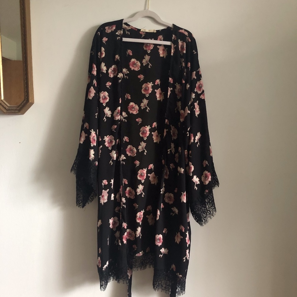 Honey Punch Floral Shear Robe